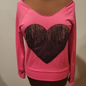 🎁Pink off shoulder top W/ Black Sequin Heart L